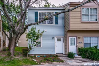 Building Photo - UPDATED 2-BEDROOM TOWNHOME AT NORTH PARK T...