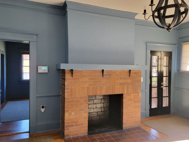 Building Photo - 10ft Ceilings - Chandeliers - Linen Gold S...