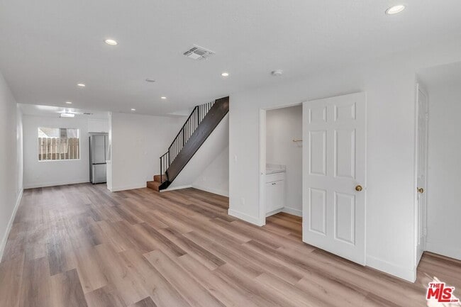 Building Photo - 6616 Sylmar Ave
