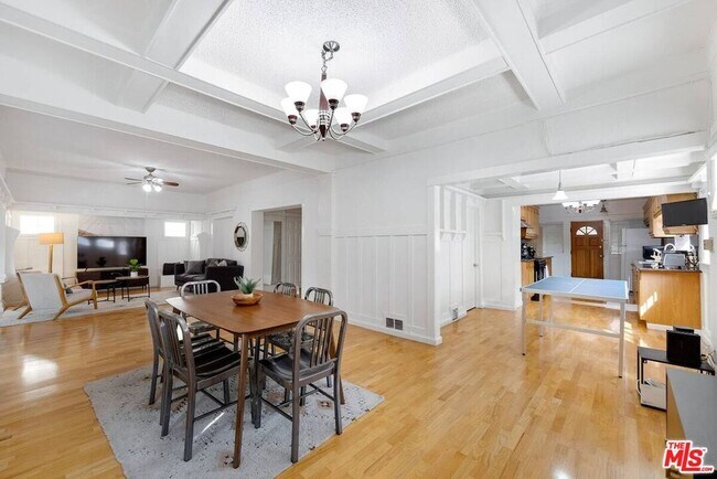 Building Photo - 810 S Gramercy Dr