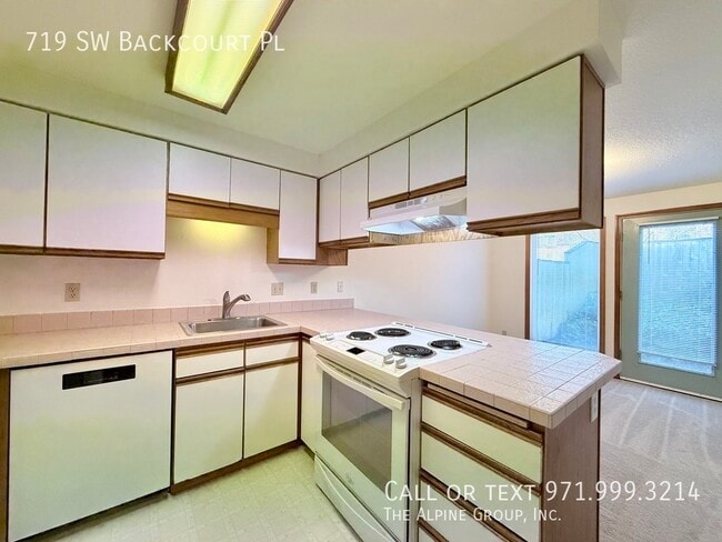 Building Photo - 719 SW Backcourt Pl