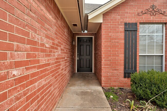 Building Photo - Gorgeous 3 bedroom 2 Bath Home in the Heart of Edmond