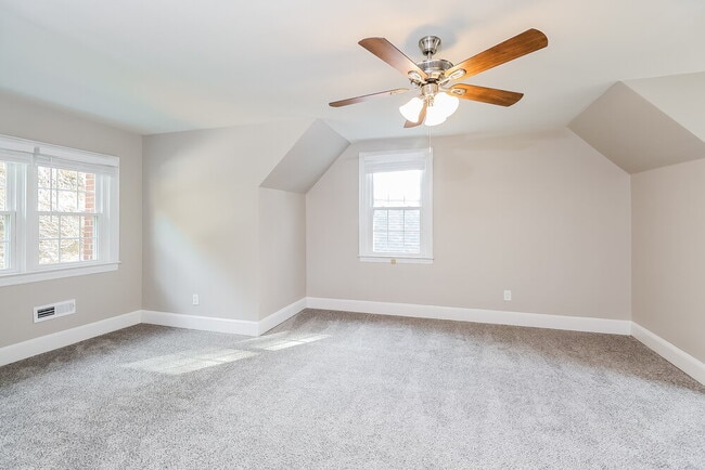 Building Photo - 305 S Mulberry St