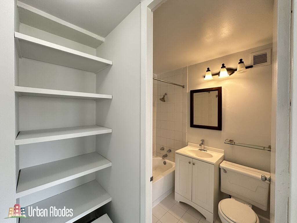 Building Photo - 1335 N Dearborn St