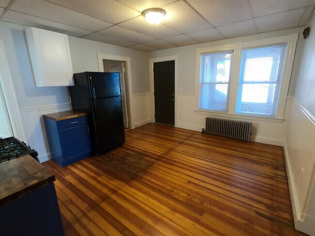 Eat-in Kitchen - 11 Mt Vernon St