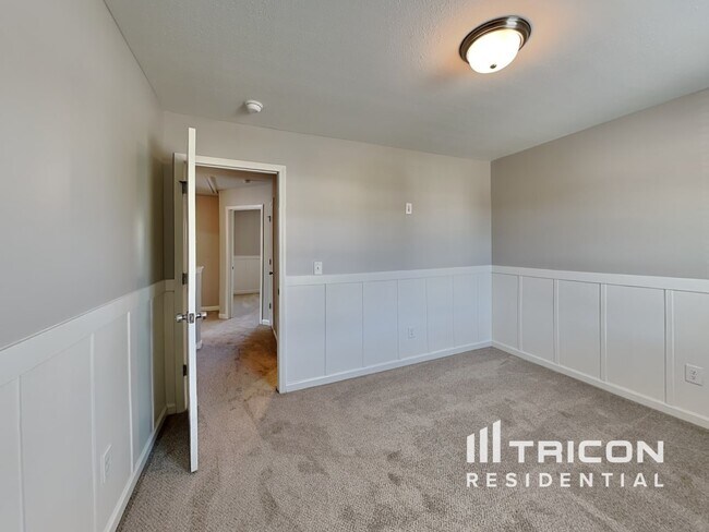 Building Photo - 4636 Queen Pierrette St