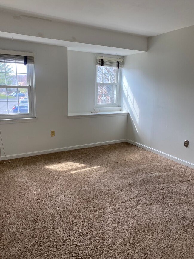 Building Photo - Great ‘Seven Oaks’ Condo