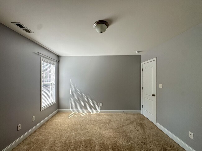 Building Photo - Stunning 4 Bed 2.5 Bath Home in Lexington Plantation