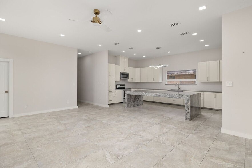 Building Photo - 2041 Lake View Dr