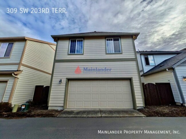 Building Photo - Modern 4-Bedroom Gem | Maintenance-Free Living & Private Side Yard!