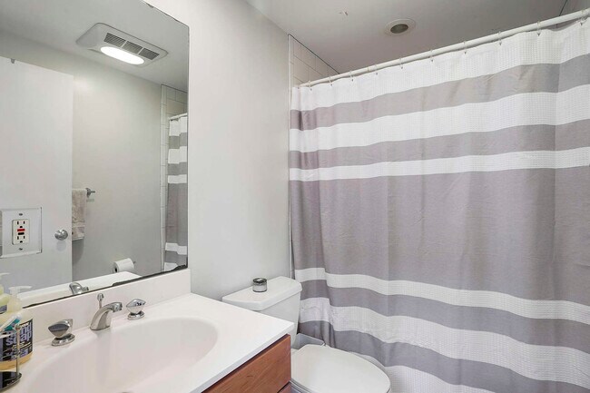 Building Photo - 1661-1663 Washington St. Unit 201