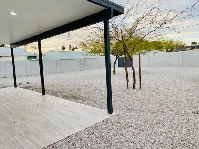 Building Photo - Modern Centrally Located 3 bed, 2 bath w/Large back yard