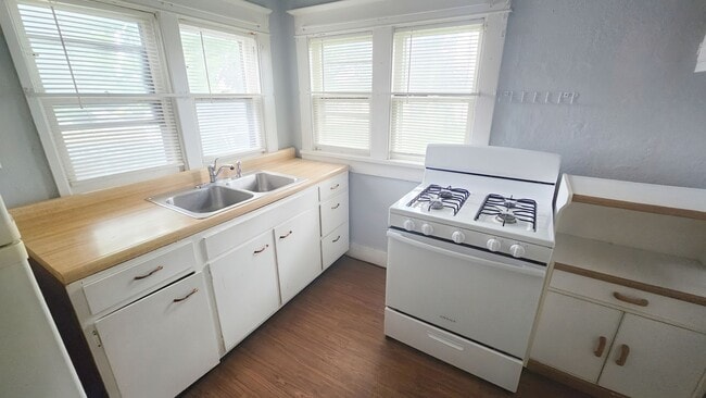 Building Photo - Charming Historic 2-Bedroom Home in Des Mo...