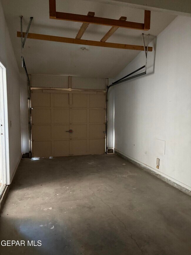 Building Photo - 10905 Highwood Way