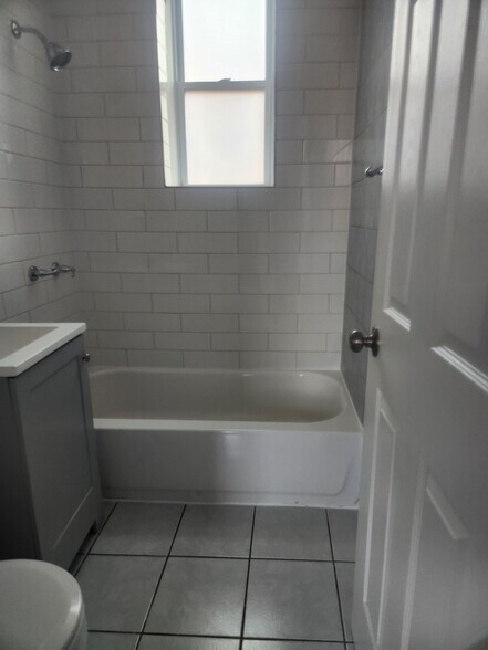 Bathroom - 2326 S Homan Ave
