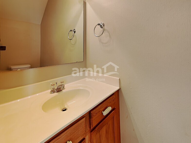 Building Photo - 2528 Ingleside Dr