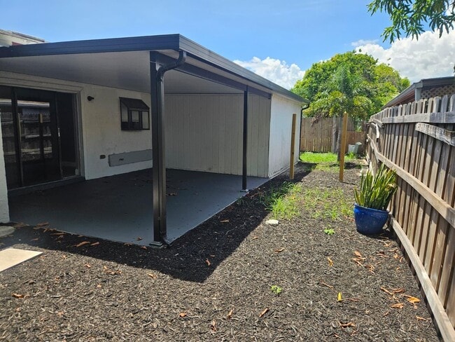 Building Photo - 6147 Moonbeam Dr