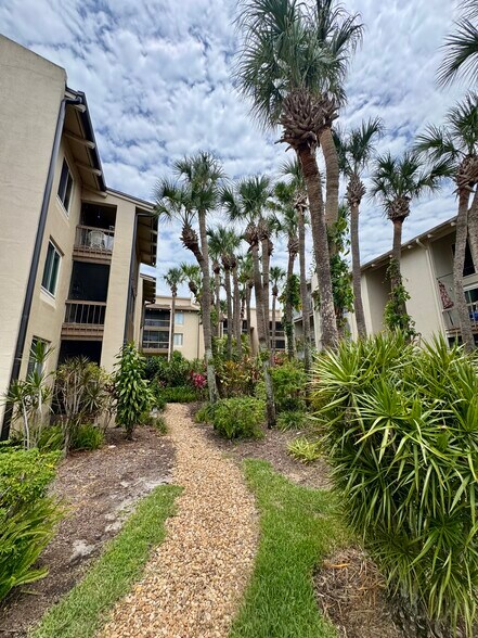 Building Photo - 588 Orange Dr