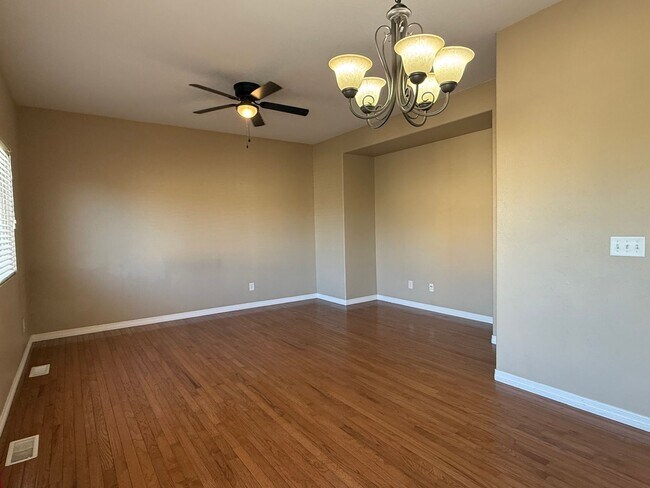 Building Photo - Beautiful 3 Bed / 3 Bath Home in Desirable D49!