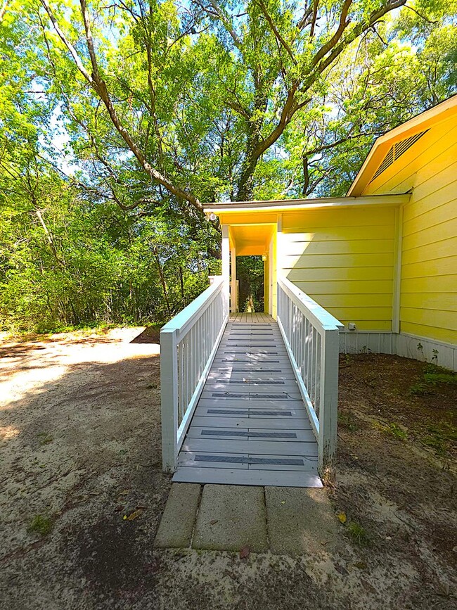 Building Photo - Welcome to this charming 3 bedroom, 2 bath...