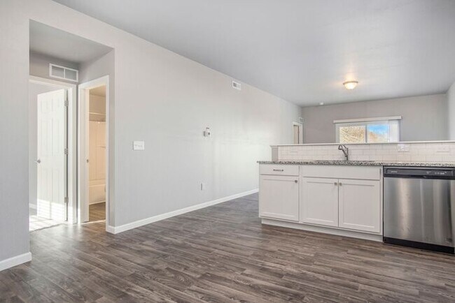 Building Photo - 15901 Cedar Dr