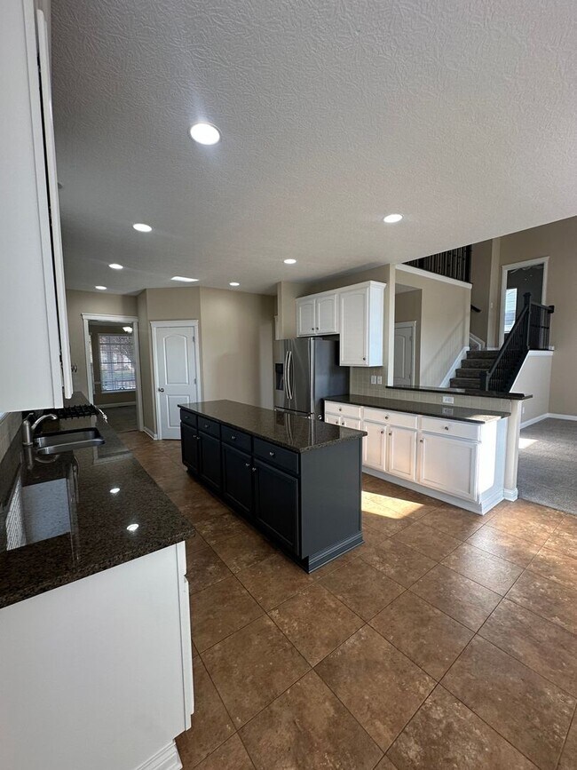 Building Photo - Lakes of Worthington