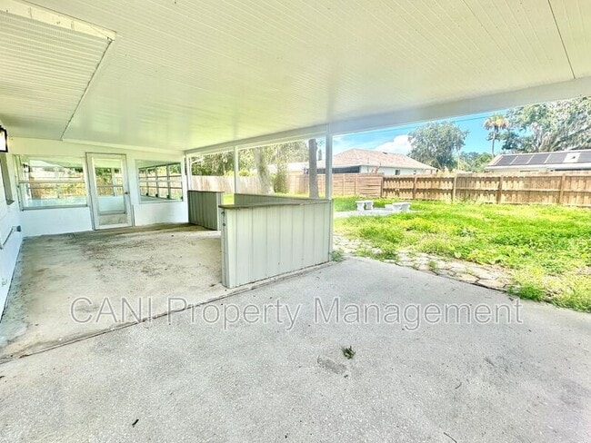 Building Photo - 2517 Royal Palm Dr