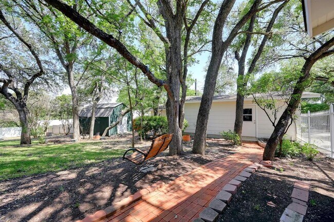 Building Photo - 922 Oak Ln