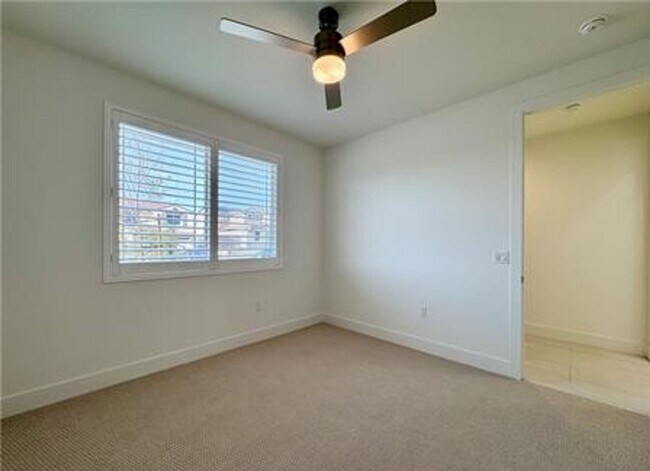 Building Photo - Stunning and Spacious 6BR 5BA Home w/ Solar Panels + Quartz Counter + Fenced Yard + 2 Car Garage ...