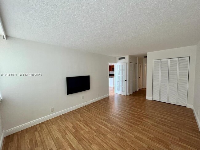 Building Photo - 2030 S Ocean Dr