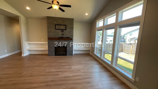 Building Photo - Modern 3 BD | 2 BA Home w/ Bonus Room - Es...