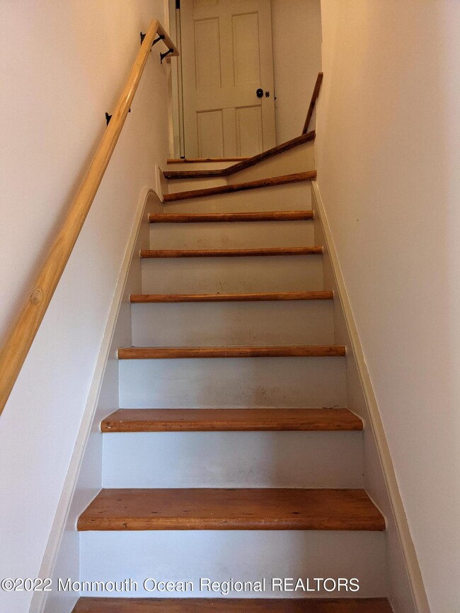 Building Photo - 16 E Larchmont Dr