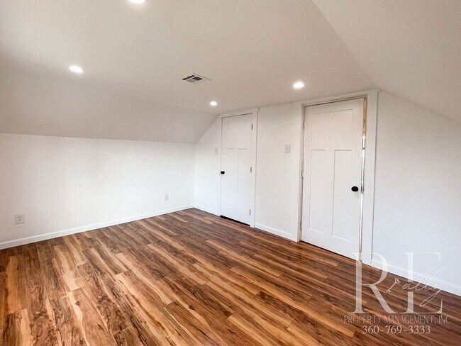 Building Photo - 3BR Bremerton Home with Vintage Charm & Mo...