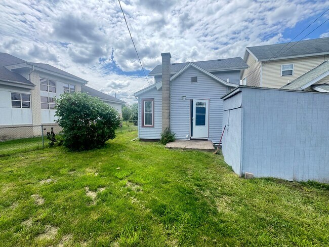 Building Photo - Large 4 bedroom home!