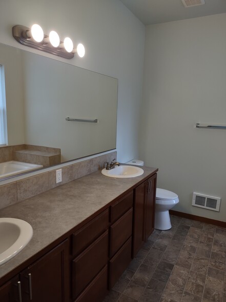 Master bath main floor - 25818 Arklow Pl NE