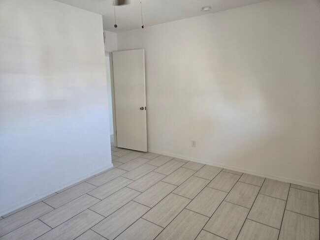 Building Photo - Cozy 3 bed, 2 bath home in Phoenix, No HOA!