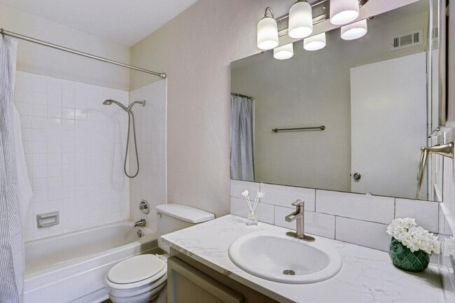 Building Photo - 700 Thicket Ln