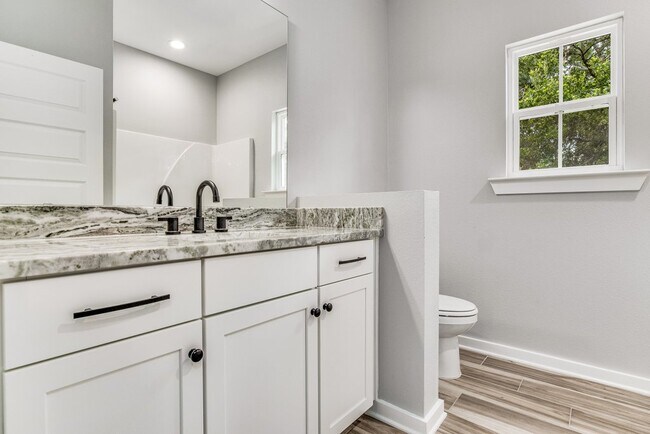 Building Photo - 312 E Blount St