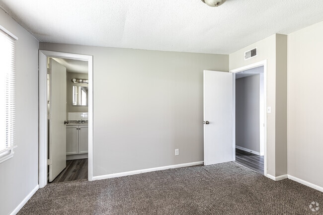 3BR, 1.5BA - 900SF - Stonleigh