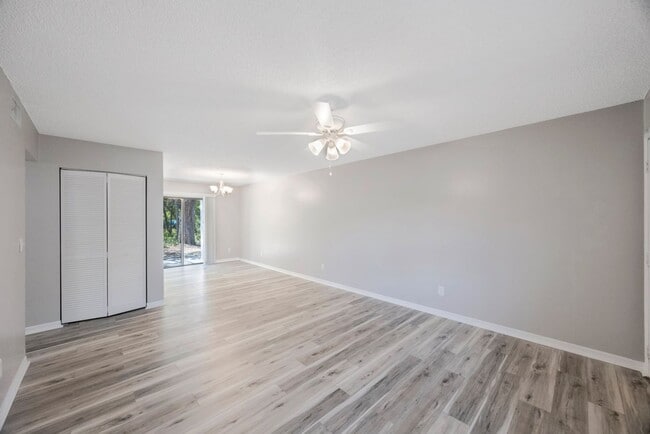 Building Photo - The Oaks at Safety Harbor 3 bedroom 2 bath