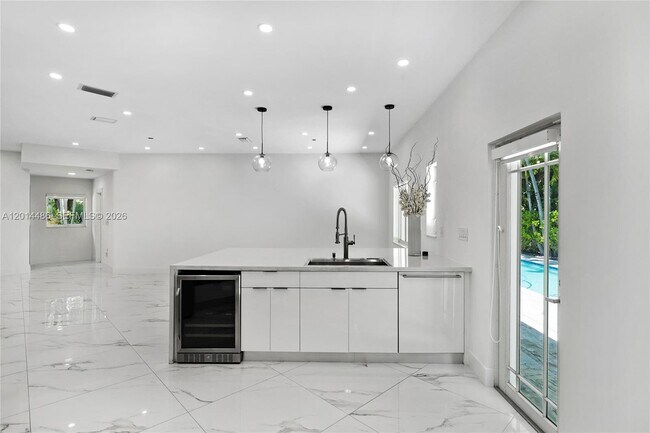 Building Photo - 711 Sunset Dr