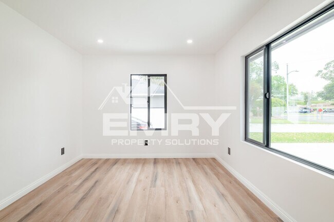 Building Photo - 3 Bed 2 Bath House For Rent Arrington Ave Downey