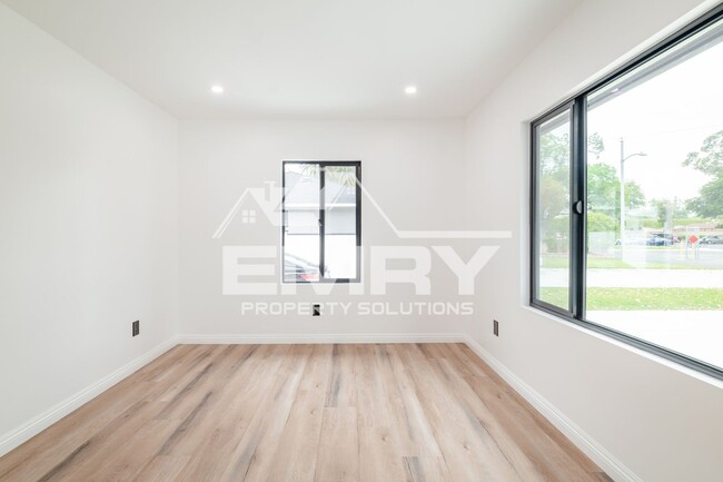 Building Photo - Amazing Deal 3 Bed 2 Bath House 1/2 Month ...