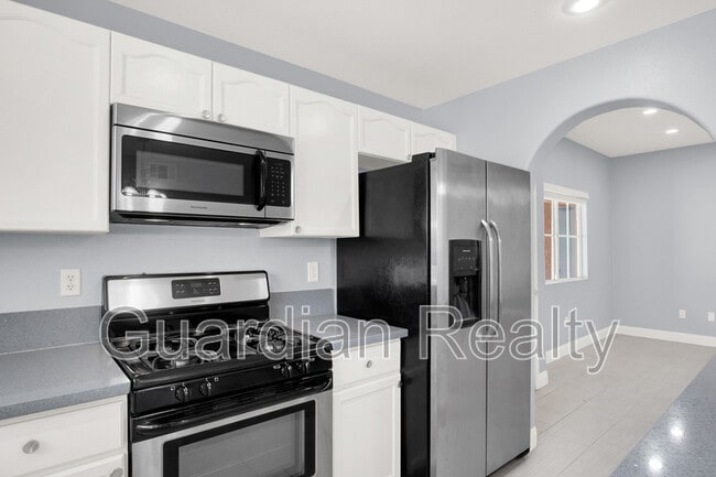 Building Photo - 401 Pine Haven St