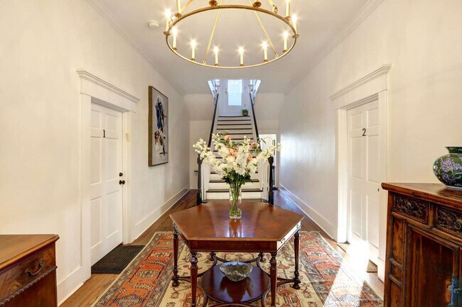 Building Photo - 306 E Victory Dr