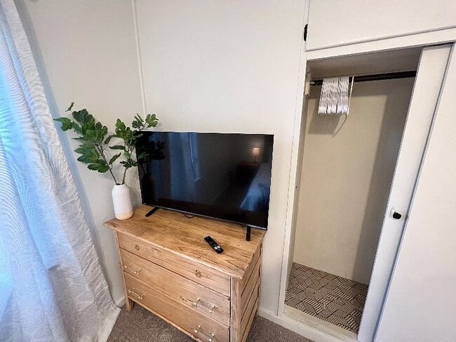 Building Photo - 913 E Gift Ave