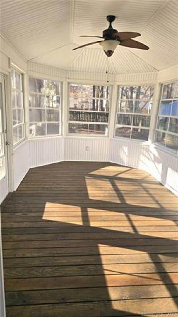 Building Photo - 305 Peachtree Ln