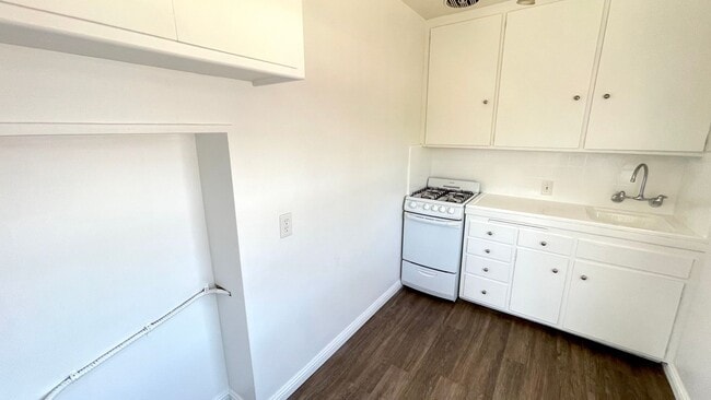 Building Photo - Beautiful Belmont Heights Studio for Rent!