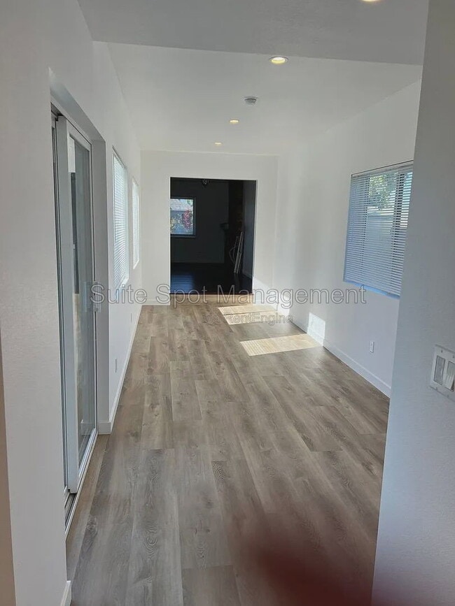 Building Photo - 2206 Conquista Ave