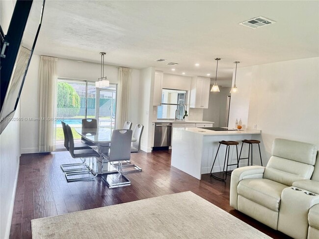 Building Photo - 8 Tam O Shanter Ln